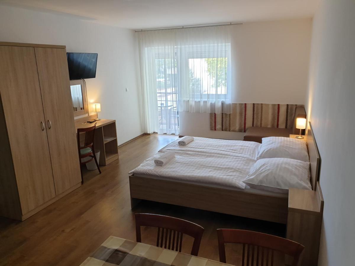 Adam Apartmanhaz Сиофок Екстериор снимка