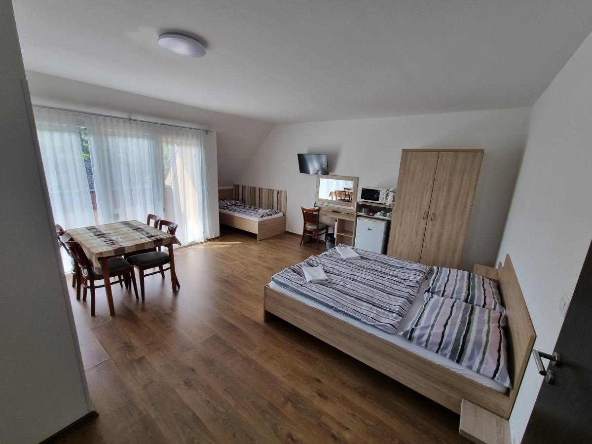 Adam Apartmanhaz Сиофок Екстериор снимка