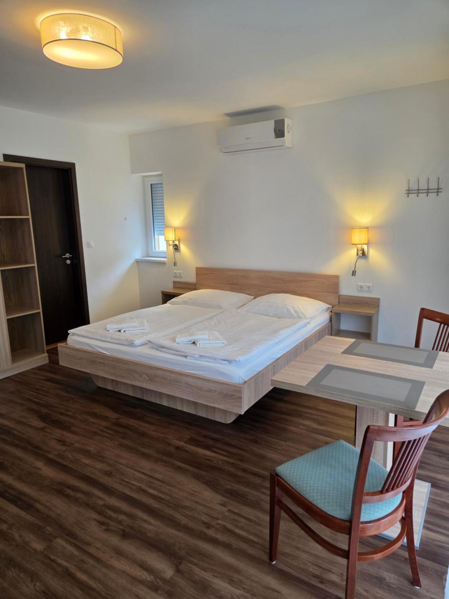 Adam Apartmanhaz Сиофок Екстериор снимка
