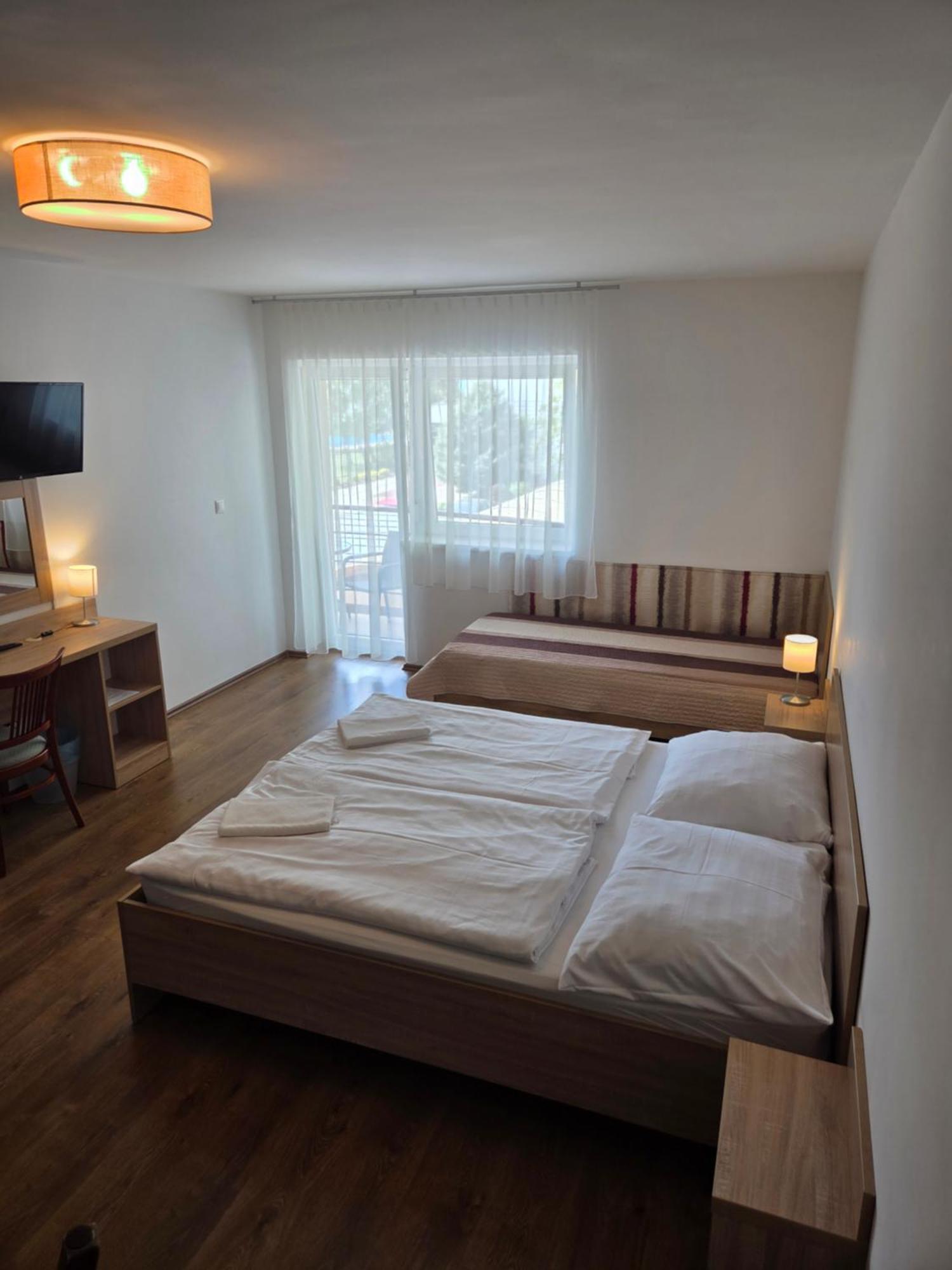 Adam Apartmanhaz Сиофок Екстериор снимка